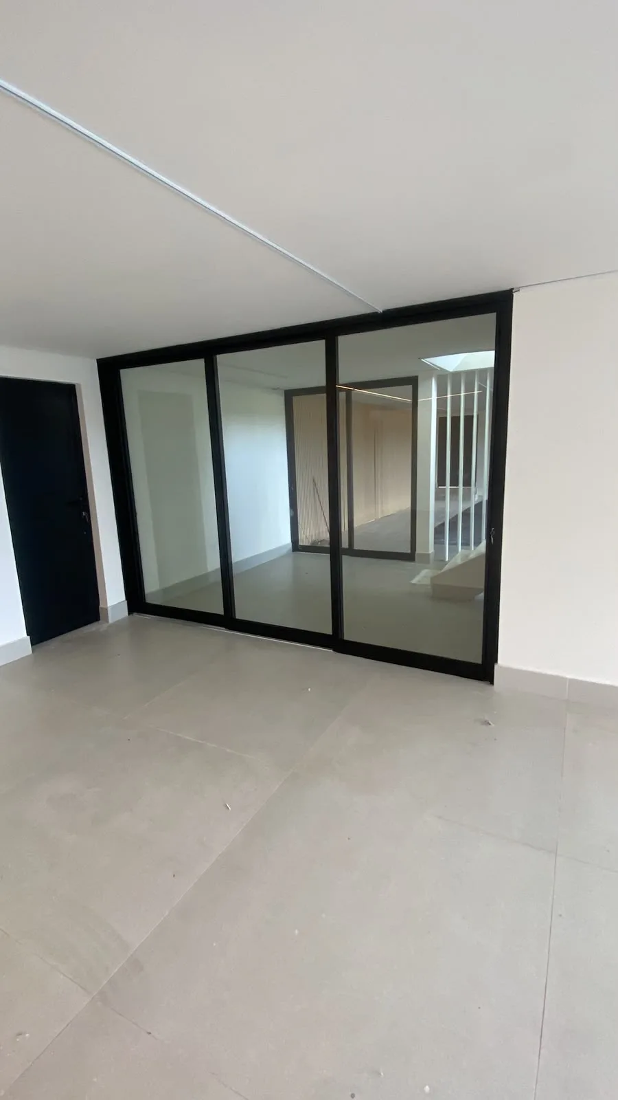 Porta de correr em alumínio preto
